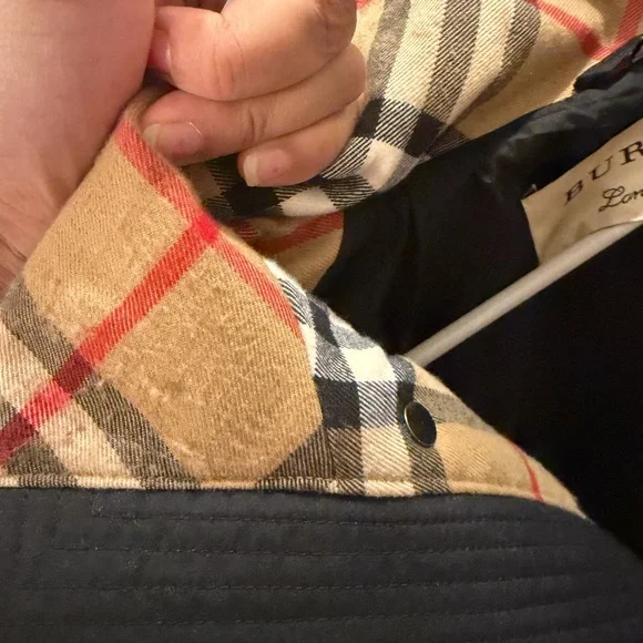 Burberry Black light weight jacket with Check Lining - Picture 3 of 5
